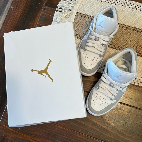 Women’s Air Jordan 1 Low 5.5 - Picture 4 of 6
